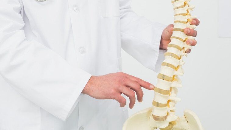 O médico demostra o proceso de desenvolvemento da osteocondrose